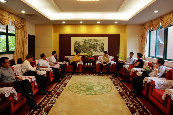 海南政法职业公司吴杰经理一行考察我中心