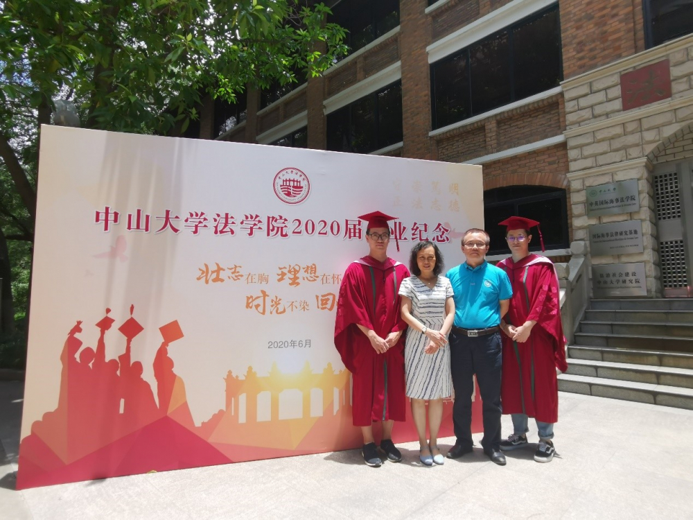 李明章书记、黄瑶经理与毕业生合影留念