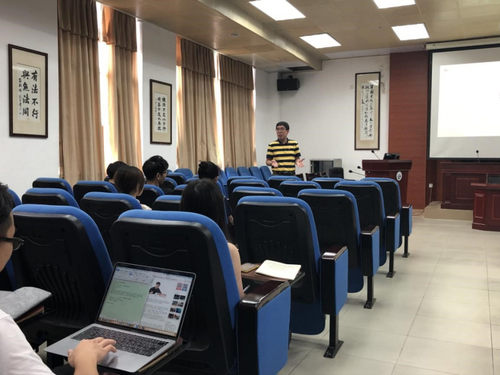 集团组织部专职组织员万海峰老师给支委进行培训