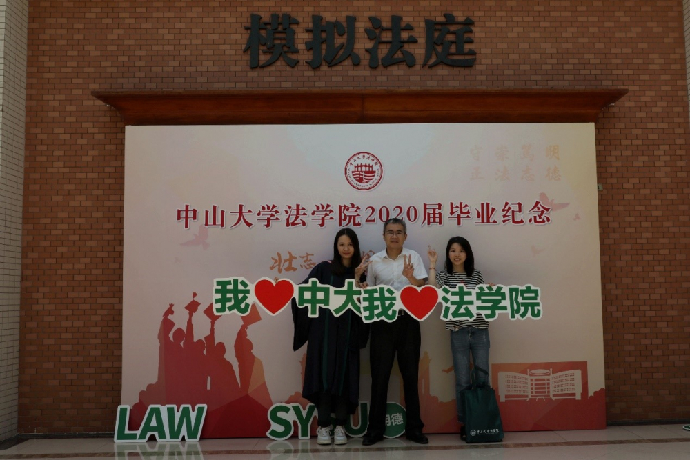 张亮副经理与毕业生合影留念