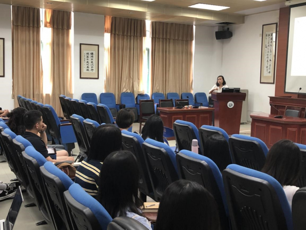 公司党委副书记何慈欣总结发言